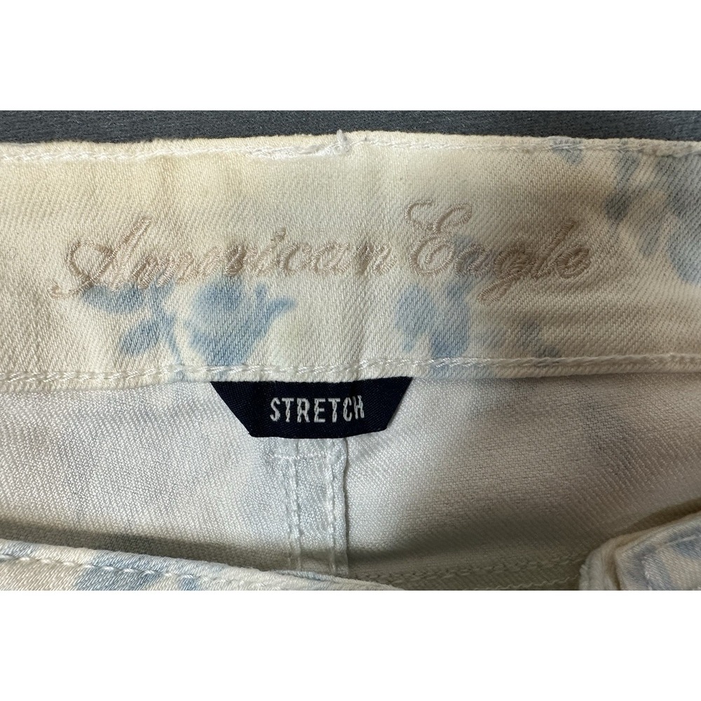 American Eagle Stretch Shorts Womens 0 White Blue Floral Denim Raw Hem Y2K - Picture 3 of 9